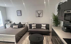 Harrystoke 1 Bedroom Studio, Free Parking & Garden